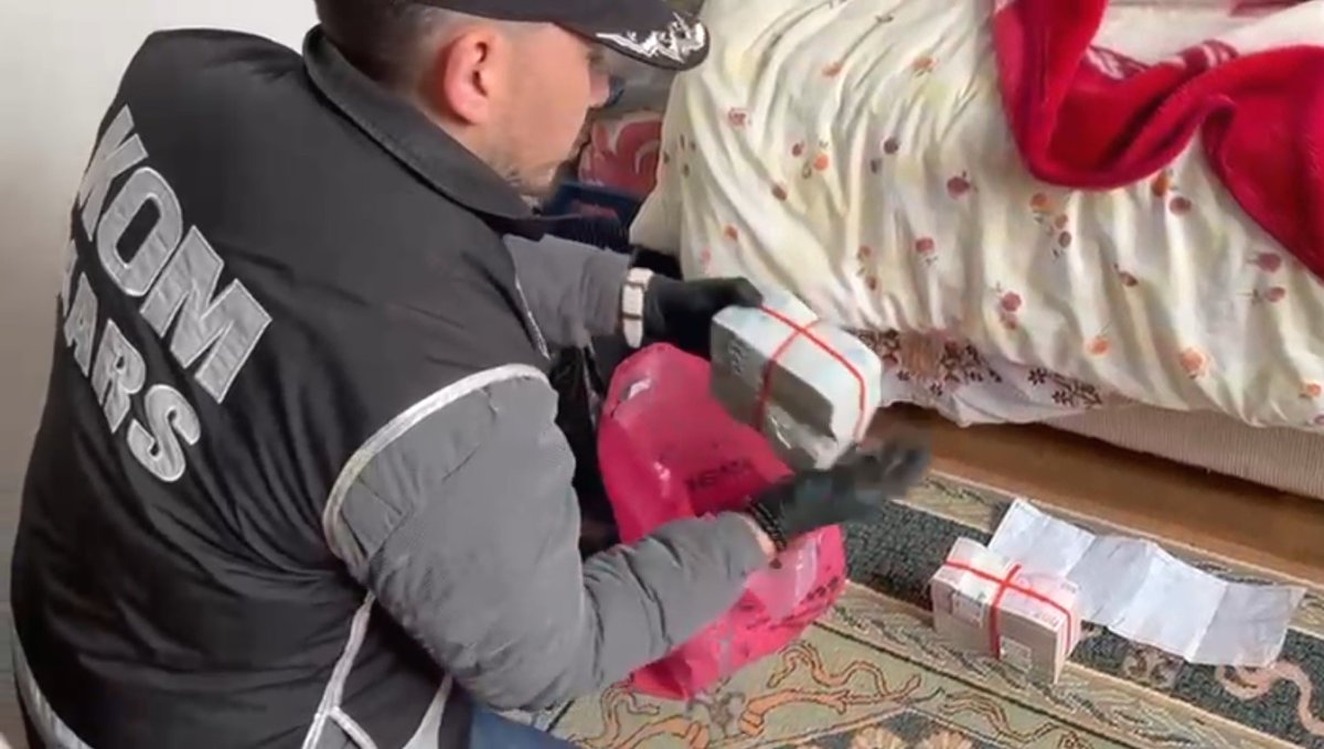 Kars'ta tefecilik operasyonu: Yatağın altından poşet poşet para çıktı