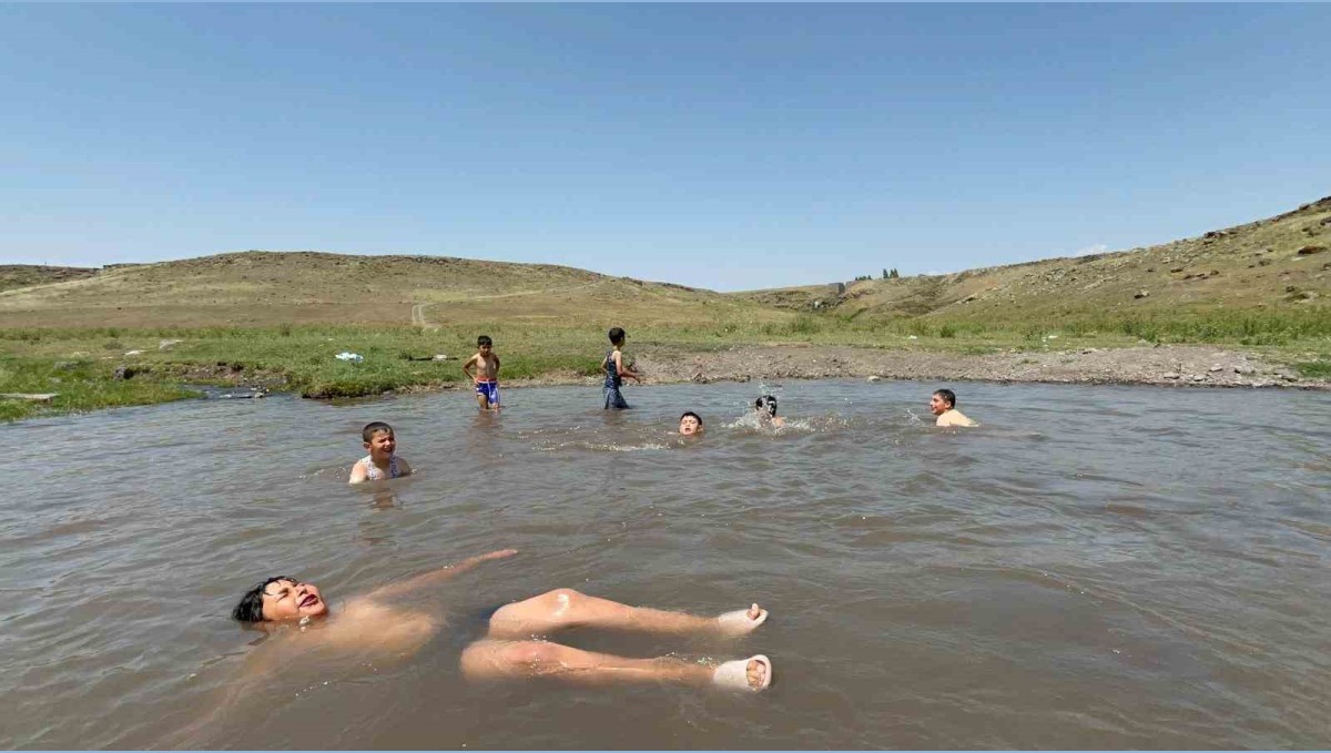 Kars'ta termometreler 34 dereceyi gördü: Çocuklar dere sularında serinledi