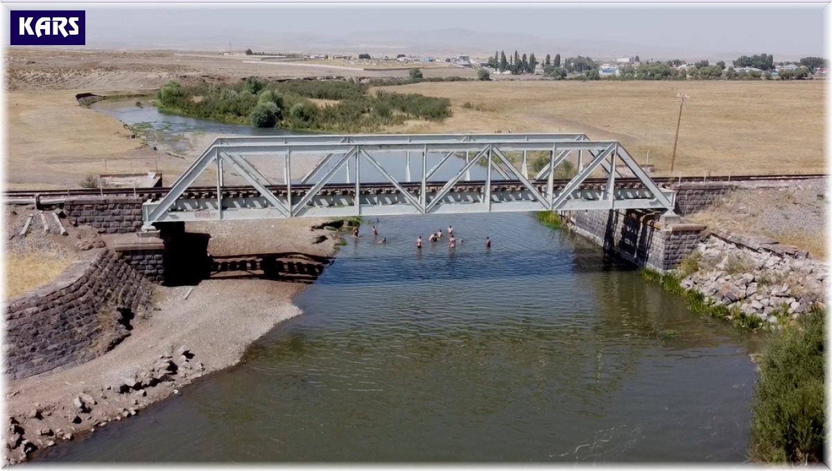 Kars'ta termometreler 35'i gördü, caddeler boş kaldı