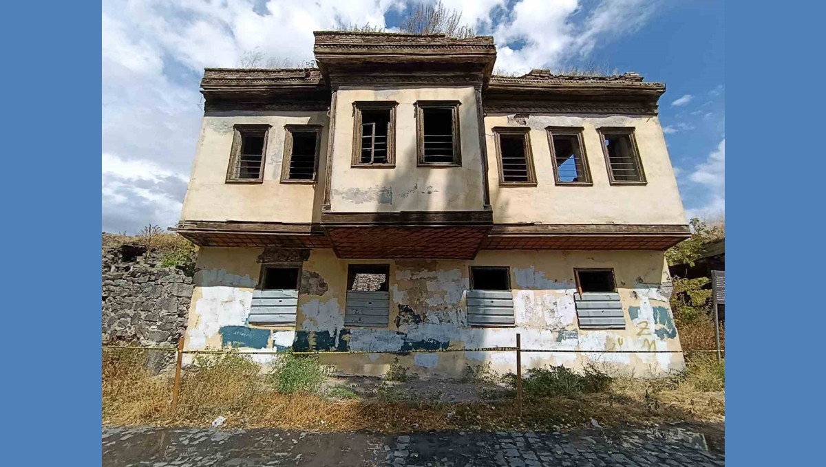 Kars'ta Tevfik Paşa Konağı gözler önünde yıkılıyor