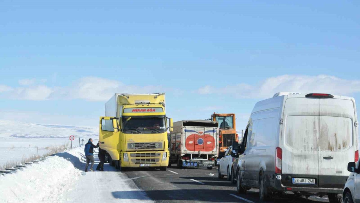 Kars'ta tırın kaymasıyla kapanan karayolu yeniden ulaşıma açıldı