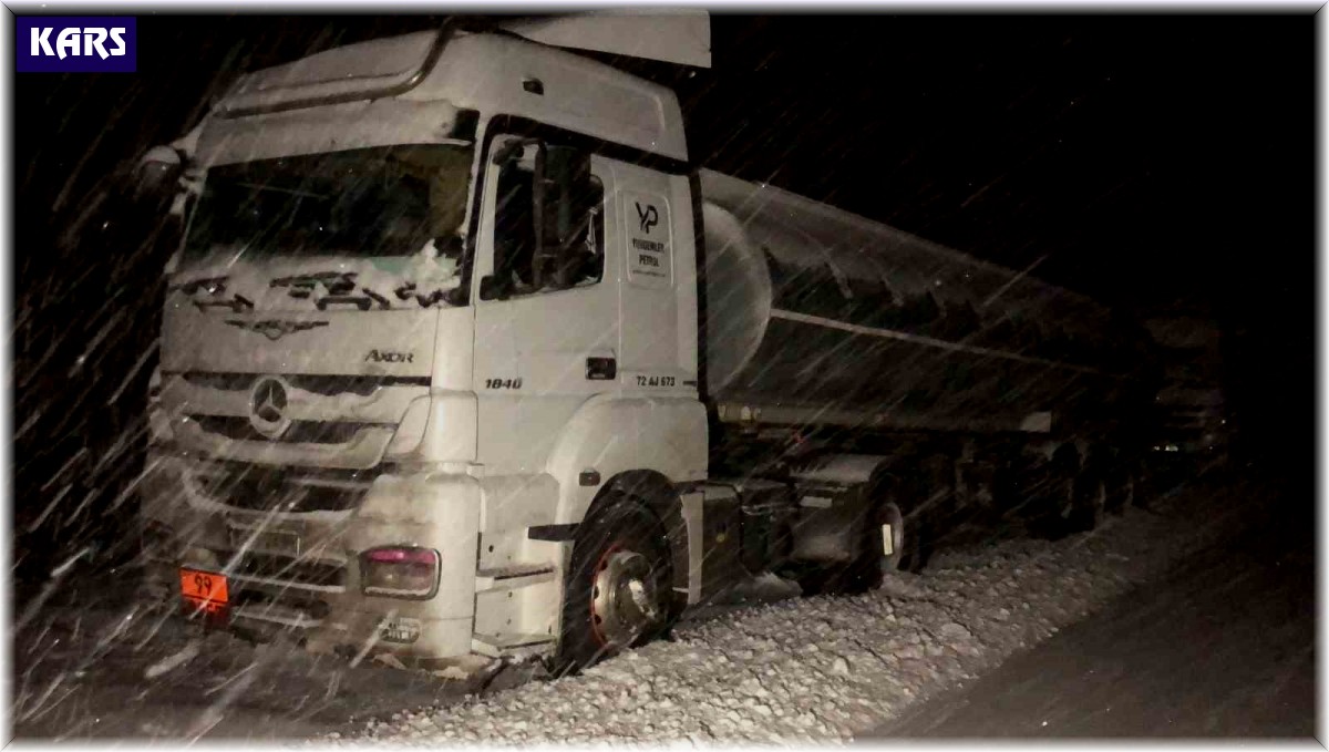 Kars'ta tırlar tipi nedeniyle yolda mahsur kaldı