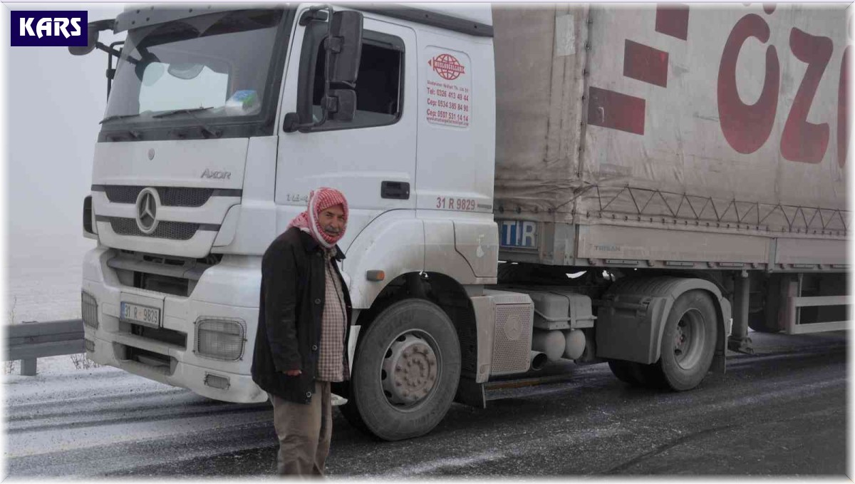 Kars'ta tırlar yolda mahsur kaldı