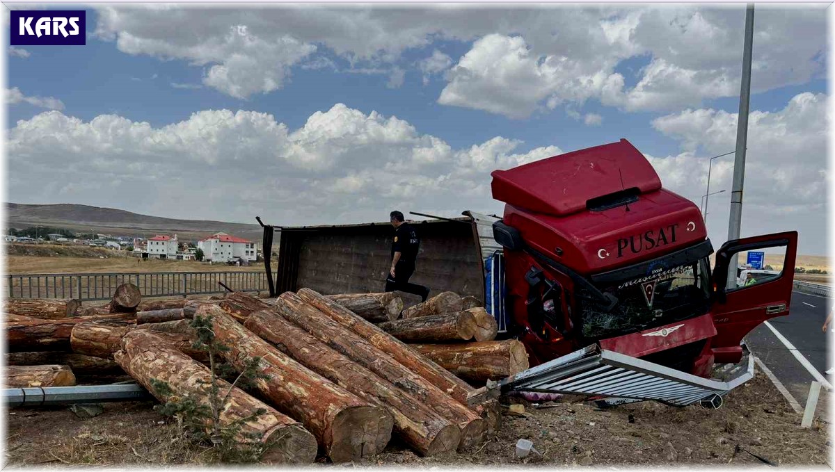 Kars'ta tomruk yüklü tır devrildi: 1 yaralı