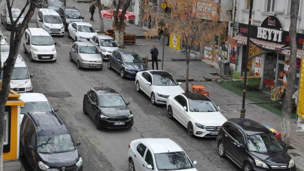 Kars'ta trafiğe kayıtlı araç sayısı 50 bine ulaştı: Park sorunu büyüyor