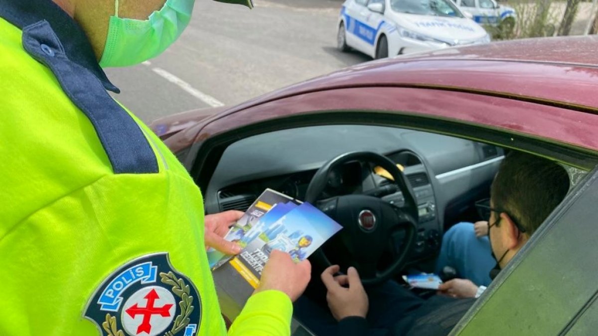 Kars'ta trafik ekipleri broşür dağıttı