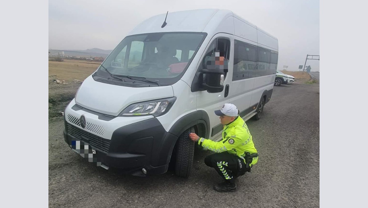 Kars'ta trafik ekiplerinden kış lastiği uygulaması