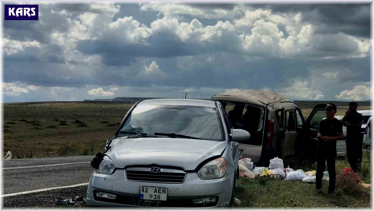 Kars'ta trafik kazası: 3'ü çocuk 12 yaralı