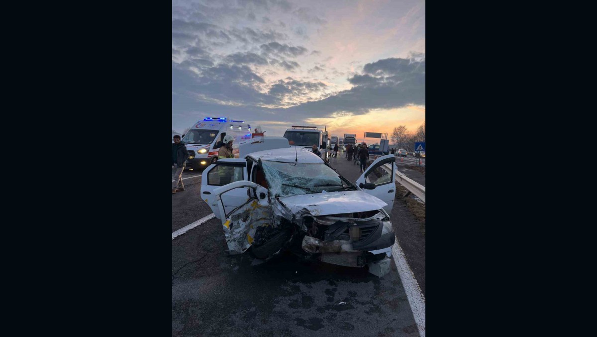 Kars'ta trafik kazası: 3 yaralı