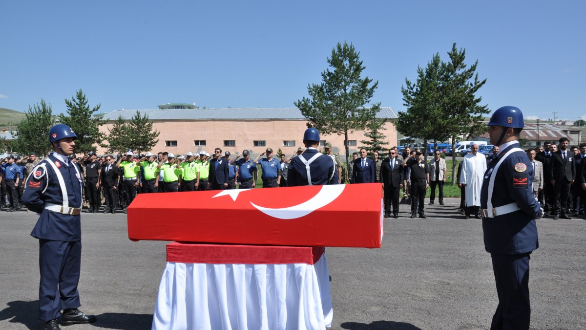 Kars'ta trafik kazasında hayatını kaybeden astsubayın cenazesi memleketine uğurlandı