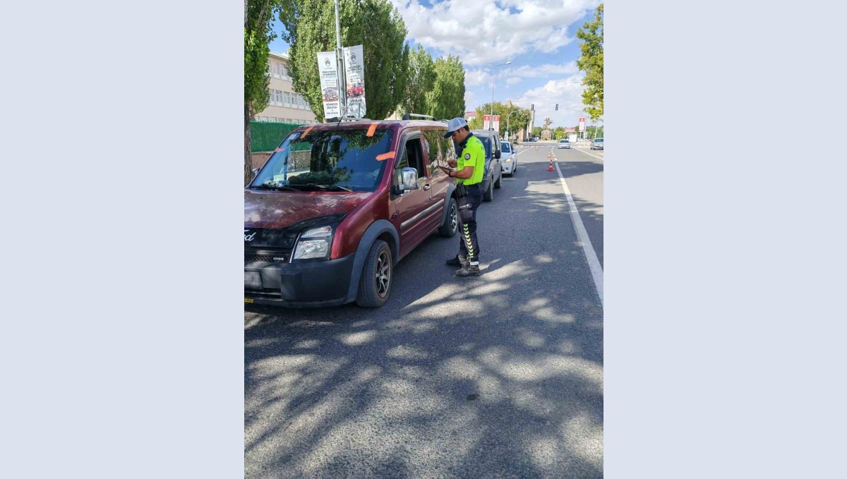 Kars'ta trafik kontrolleri sürüyor