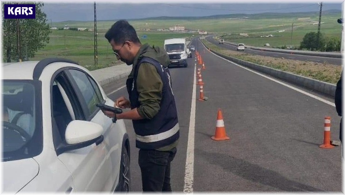 Kars'ta trafik uygulamaları sürüyor