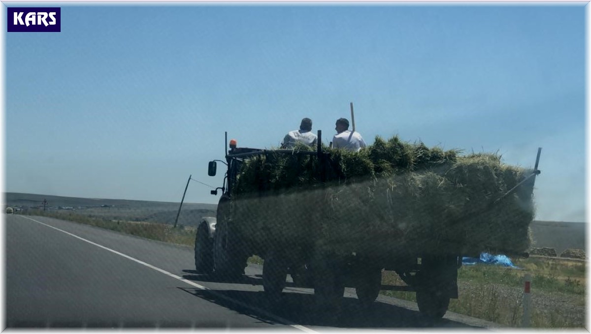 Kars'ta traktör römorkunda tehlikeli yolculuk