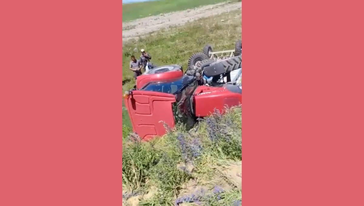 Kars'ta traktör şarampole devrildi