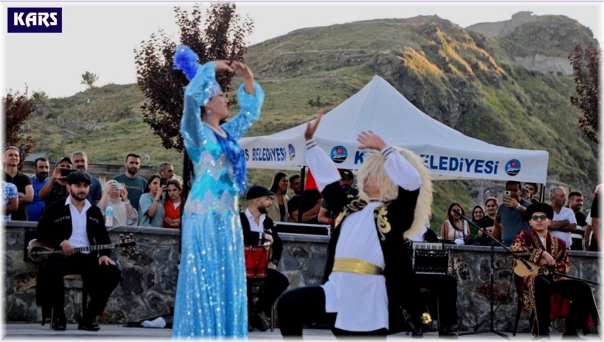 Kars'ta Türk Dünyası'nda esintinler gösterisi yoğun ilgi gördü