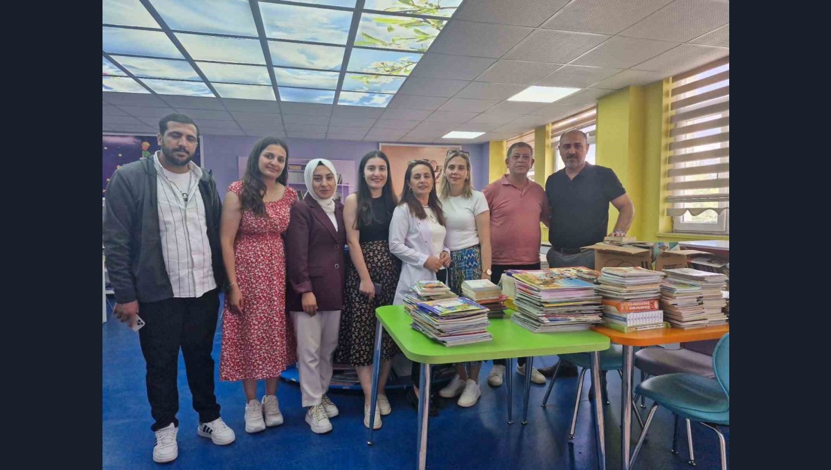 Kars'ta üniversite öğrencilerinden ilkokul öğrencilerine kitap desteği