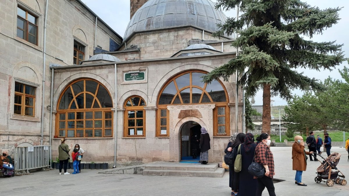 Kars'ta vatandaşlar Harakani Türbesi'ne akın etti