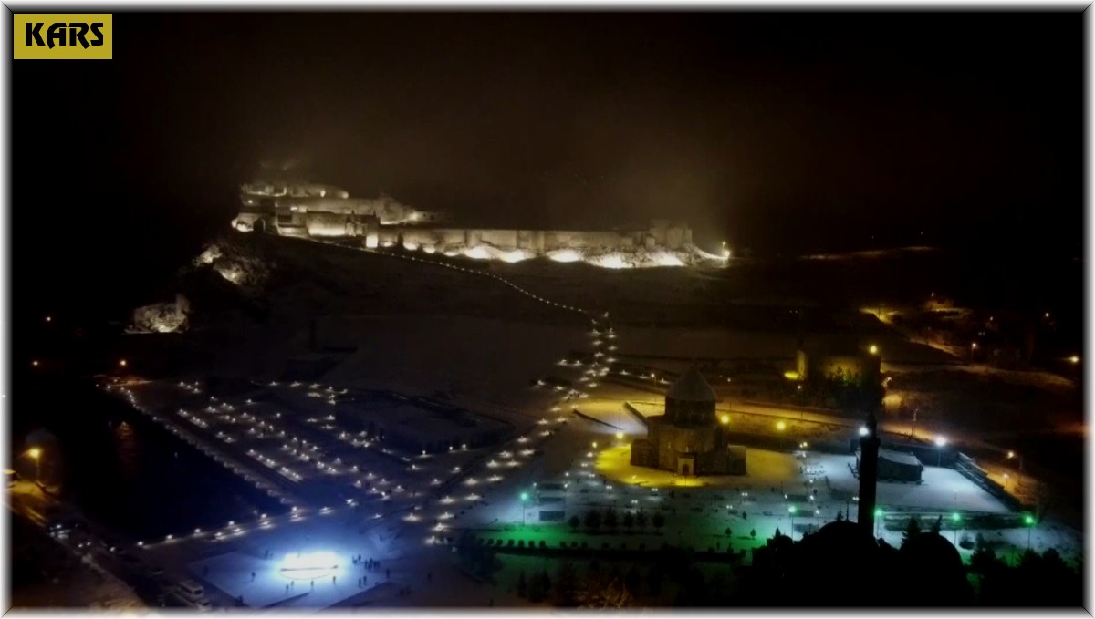 Kars'ta vatandaşlar kar altında halay çekti