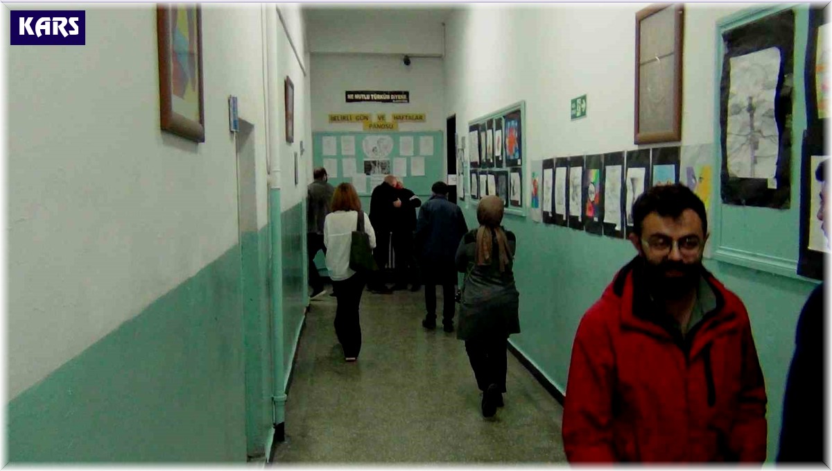 Kars'ta vatandaşlar oy kullanmaya başladı