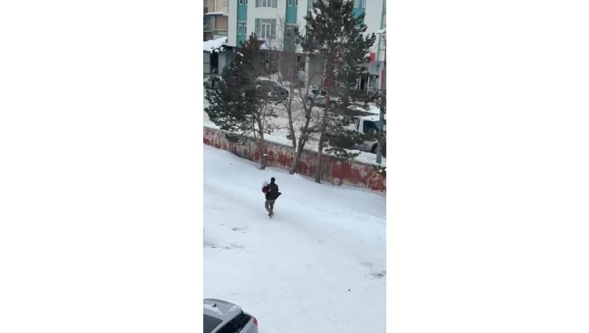 Kars'ta vefa dolu görüntü: Hasta annesini kucağında taşıdı