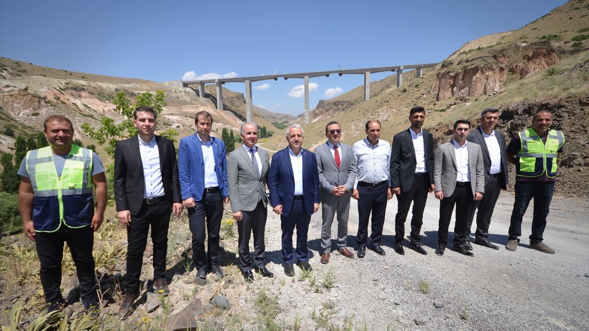 Kars'ta yapımı süren 120 metre yüksekliğindeki viyadükte sona doğru