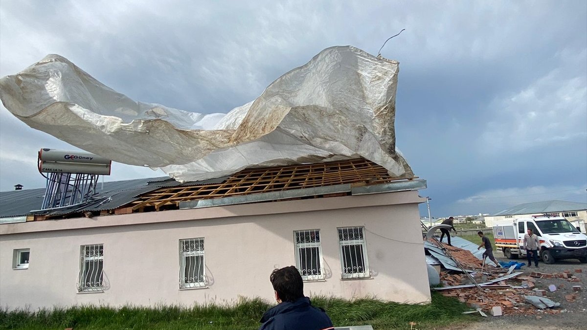 Kars'ta yaşanan hortumun ardından hasar tespit çalışması başlatıldı