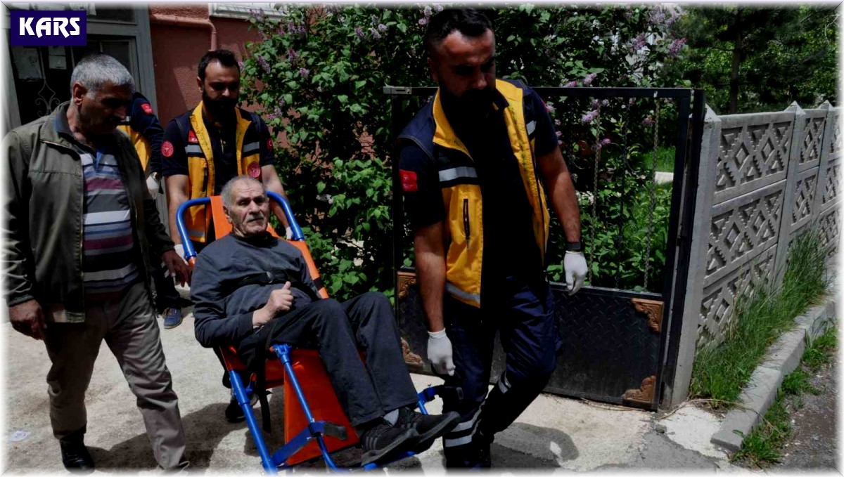 Kars'ta yaşlı çift ambulansla oy kullanmaya götürüldü
