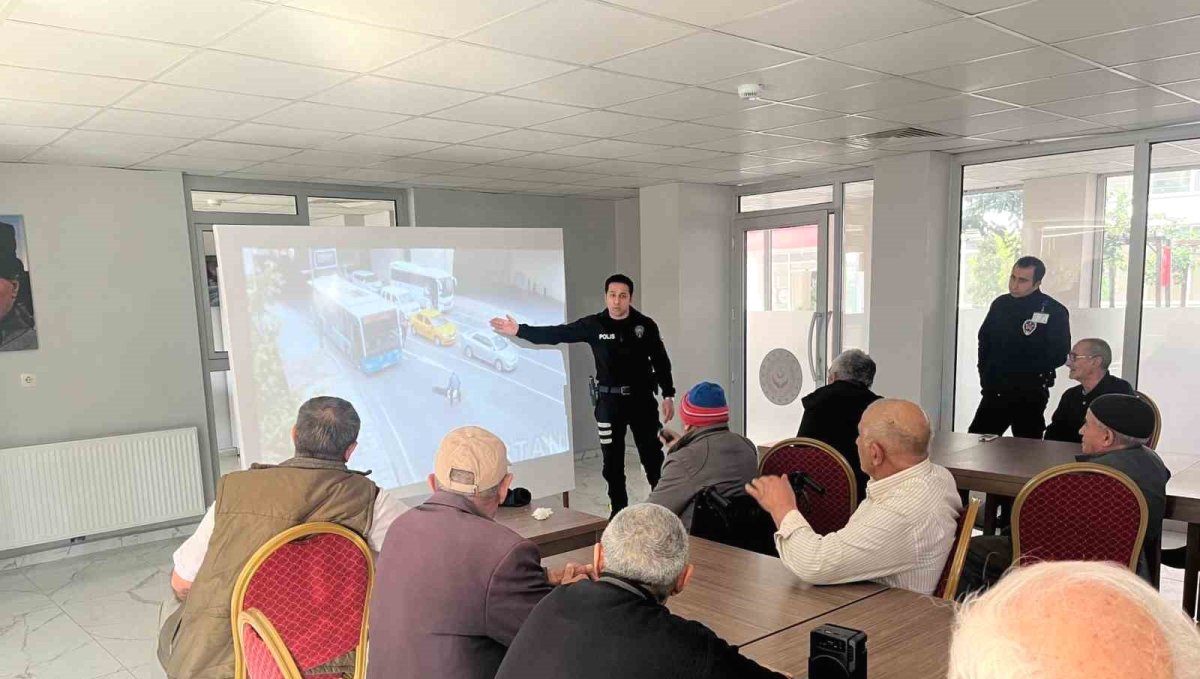 Kars'ta yaşlılara trafik eğitimi verildi