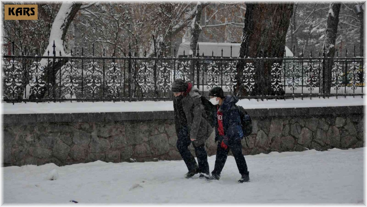 Kars'ta yoğun kar yağışı, okullar tatil edildi