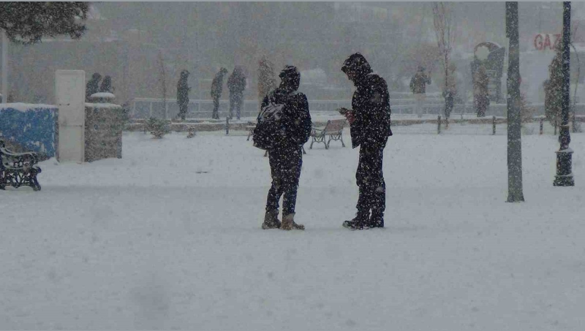 Kars'ta yoğun kar yağışı: Vatandaşlar kar altında halay çekti