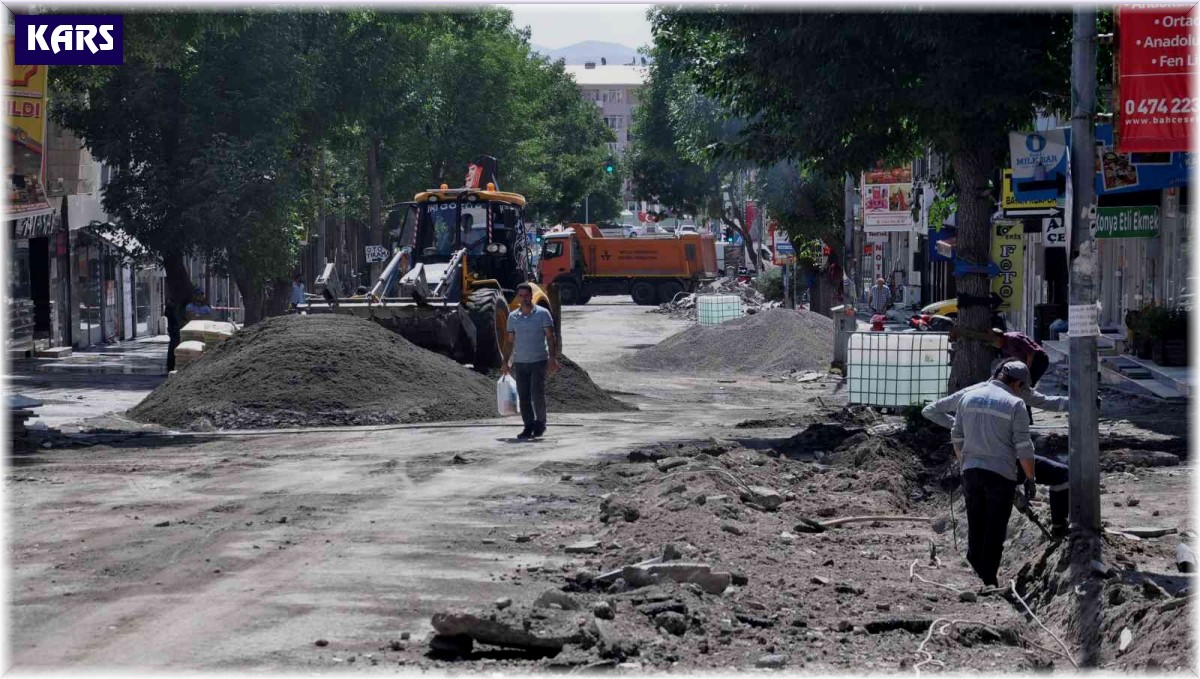 Kars'ta yol çalışmaları sürüyor