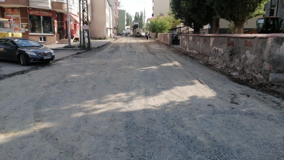Kars'ta yol ve alt yapı çalışmaları sürüyor