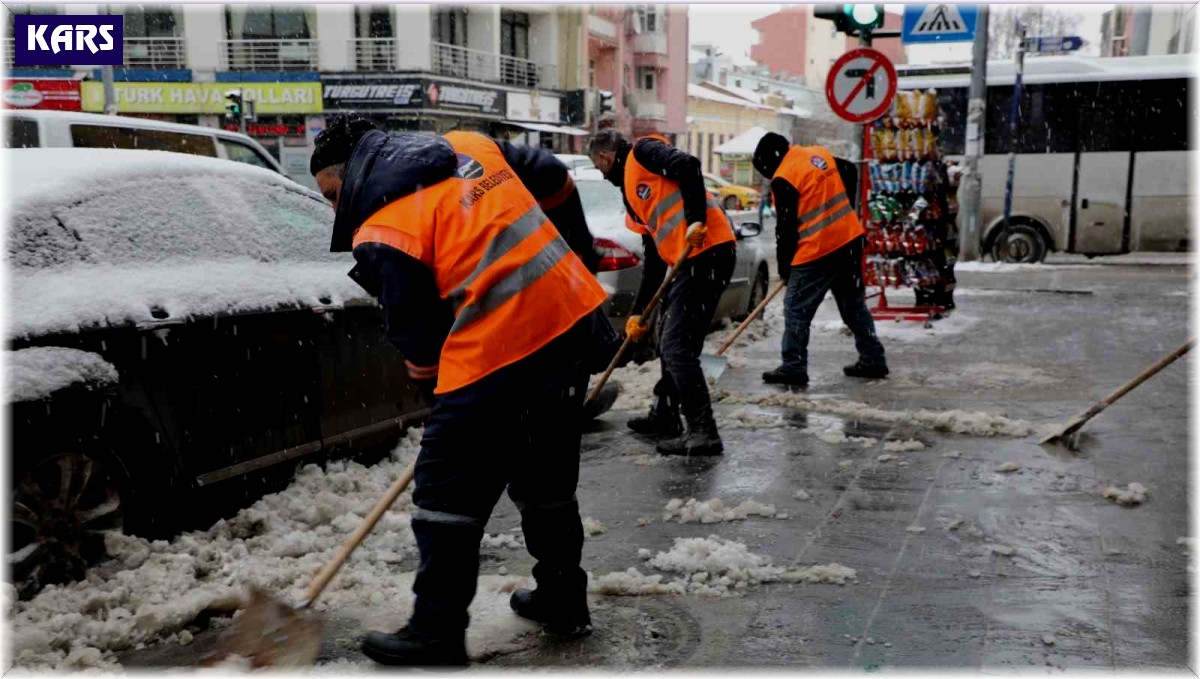 Kars'ta yol ve kaldırımların karı temizleniyor