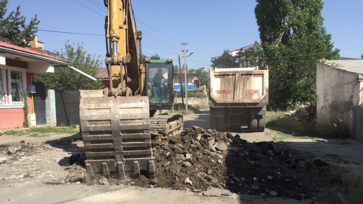 Kars'ta yol yapım çalışmaları sürüyor
