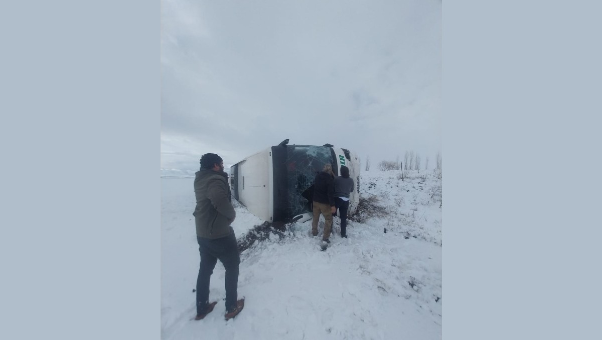 Kars'ta yolcu otobüsü devrildi: Çok sayıda yaralı var