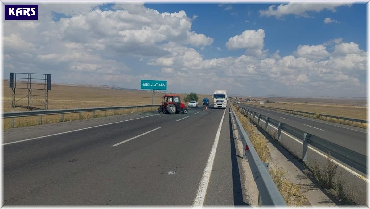 Kars'ta yolcu otobüsü traktöre çarptı: 2 yaralı
