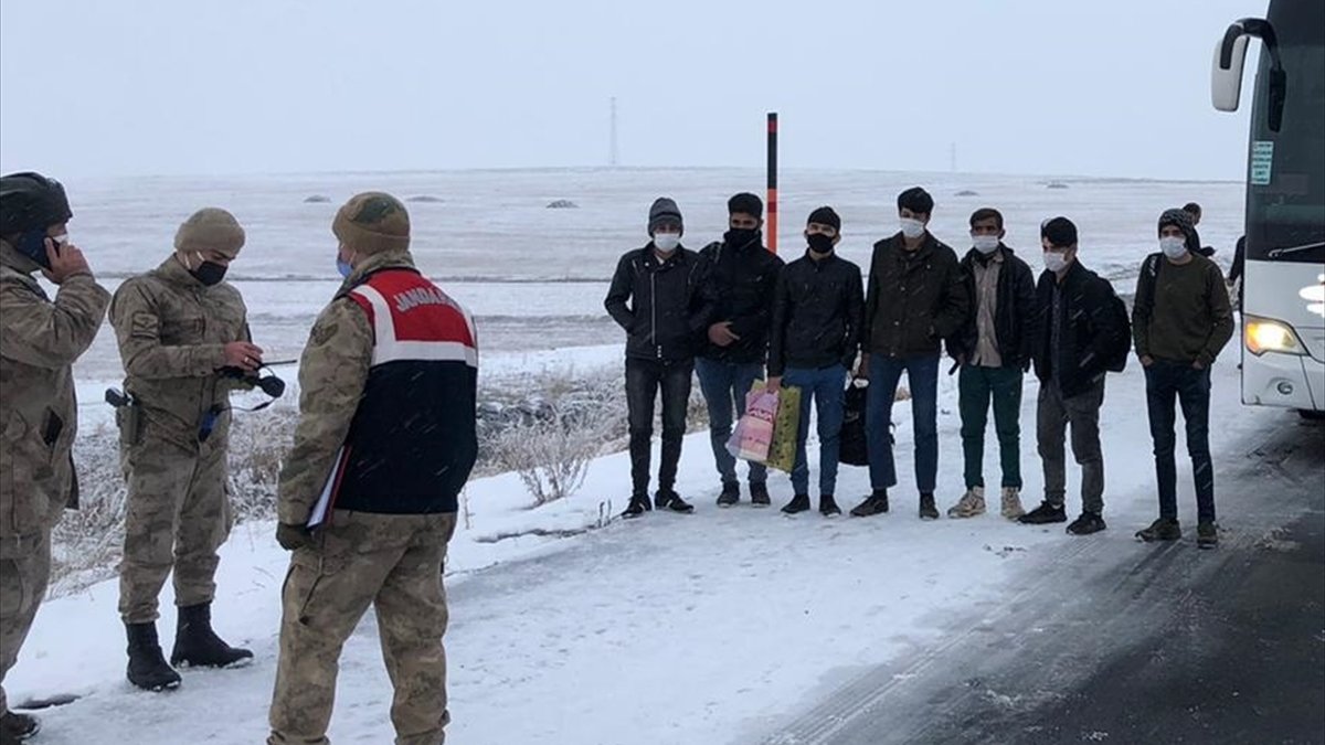 Kars'ta yolcu otobüsünde 7 düzensiz göçmen yakalandı