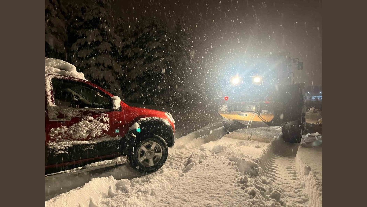 Kars'ta yolda mahsur kalan aracın yardımına özel idare ekipleri yetişti