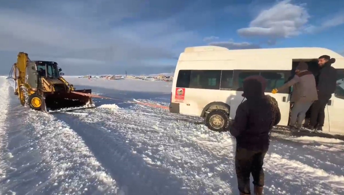 Kars'ta yolda mahsur kalan öğrencilerin imdadına ekipler yetişti