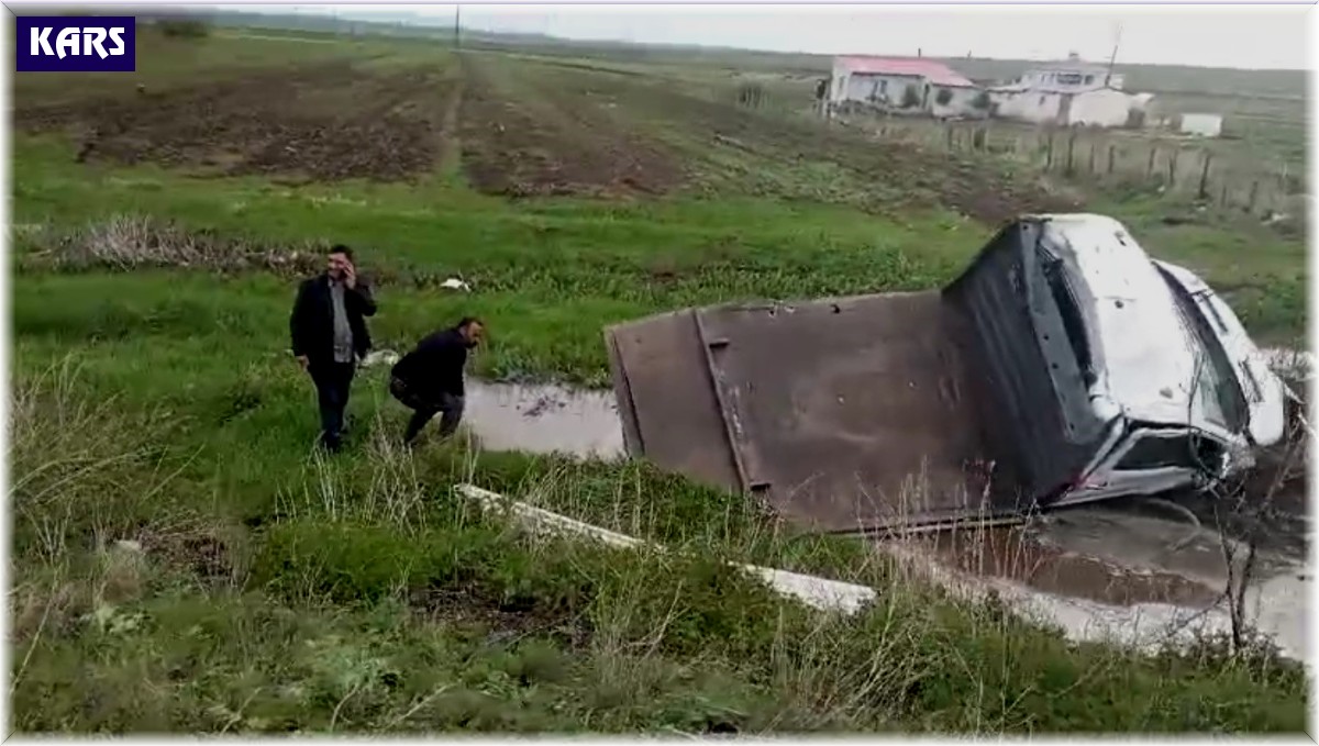 Kars'ta yoldan çıkan kamyonet çamura saplandı