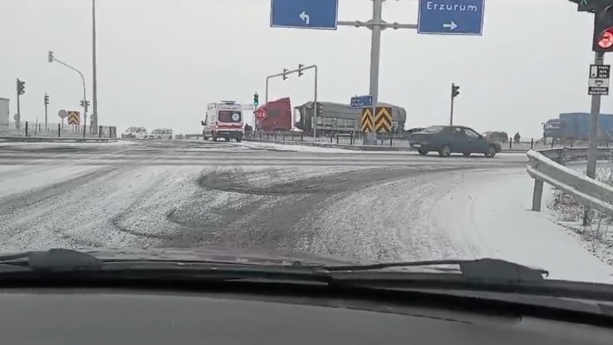 Kars'ta yollar buz pistine döndü