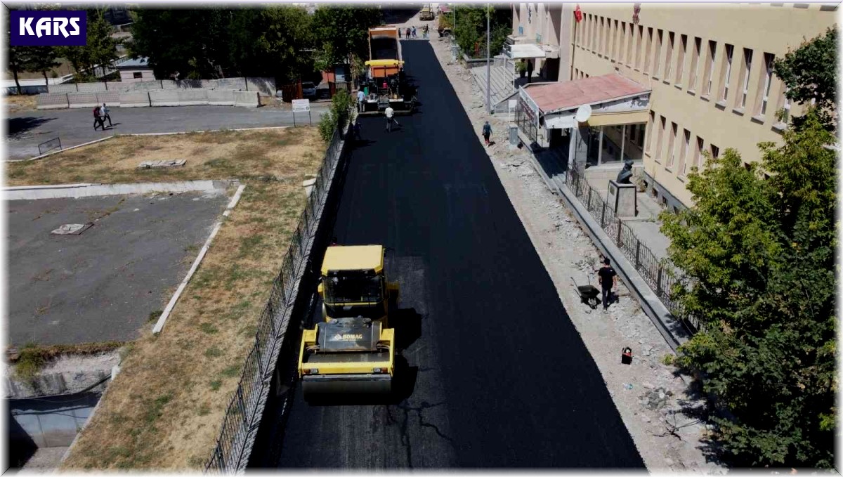 Kars'ta yollar yapılıyor, vatandaşların yüzü gülüyor