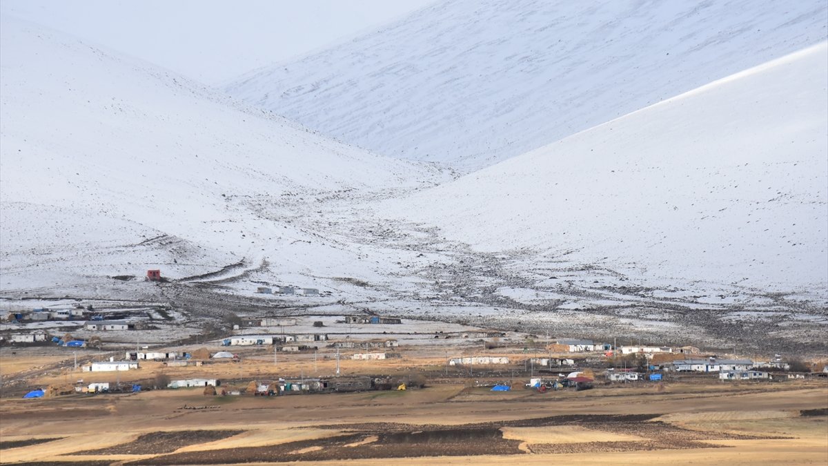 Kars'ta yüksek kesimler karla kaplandı