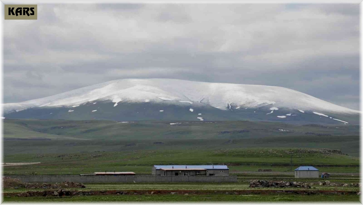 Kars'ta yüksek kesimlere kar yağdı