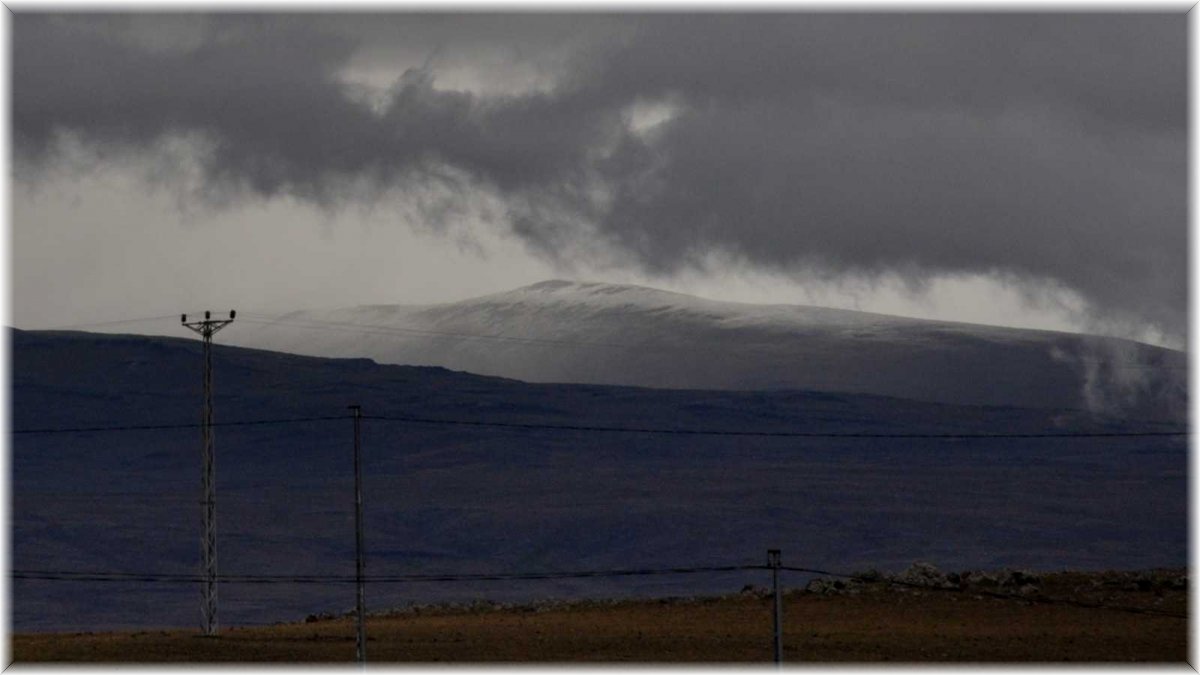 Kars'ta yüksek kesimlere mevsimin ilk karı düştü