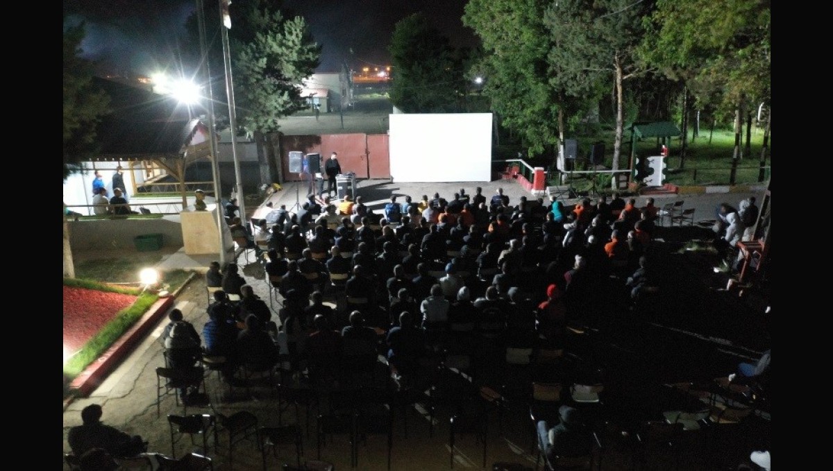 Kars'ta yükümlülere film gösterisi yapıldı