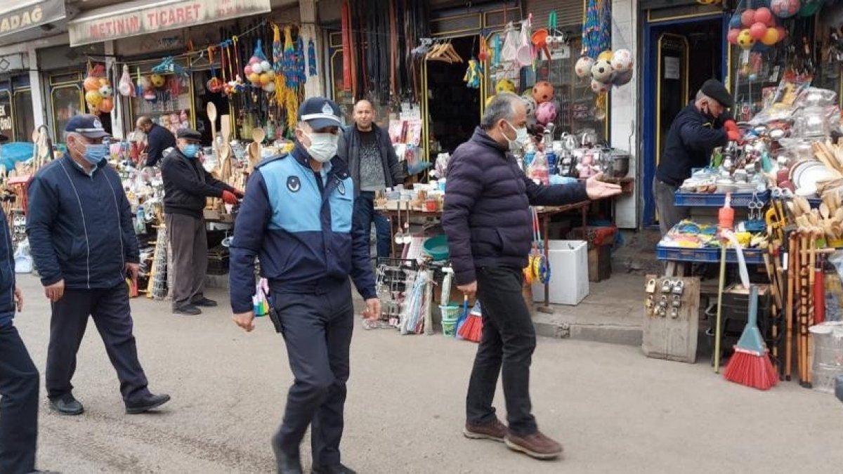 Kars'ta zabıta ekipleri kaldırım işgali yapan esnafı uyarıyor