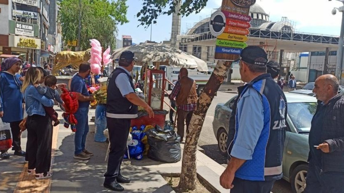 Kars'ta zabıtadan kaldırım işgali denetimi