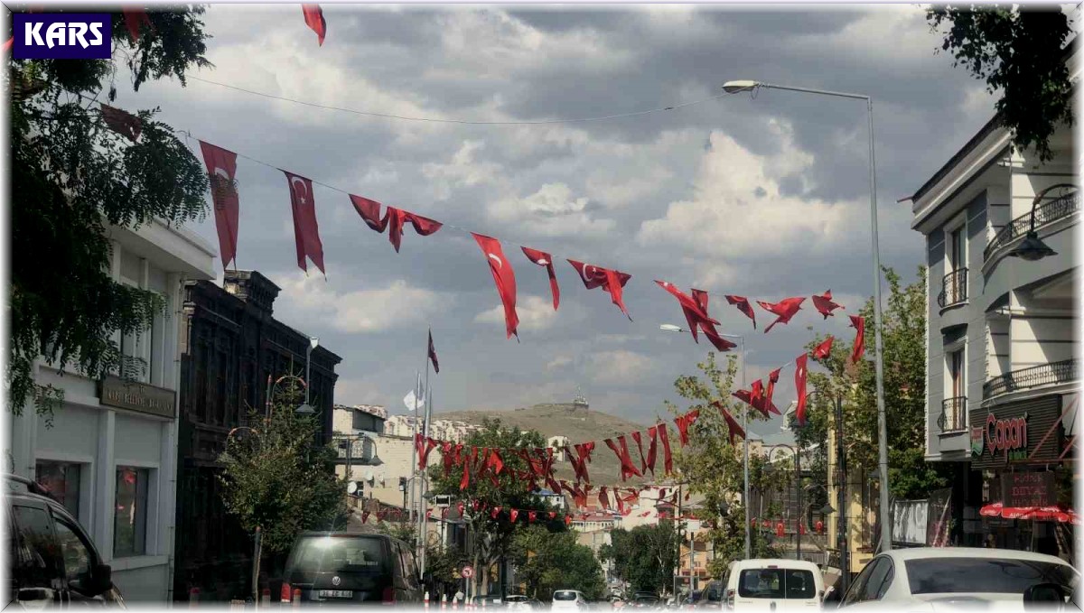 Kars'ta Zafer Bayramı öncesinde caddeler bayraklarla donatıldı