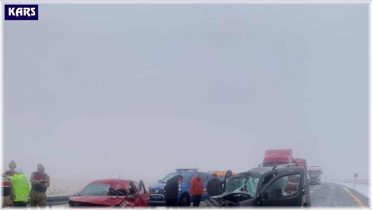 Kars'ta zincirleme kaza: 1'i ağır 3 yaralı